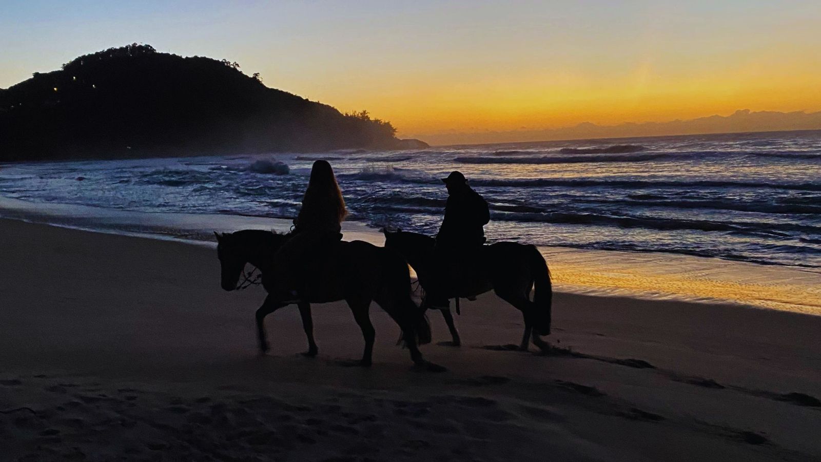 Cavalgada na praia ao amanhecer
