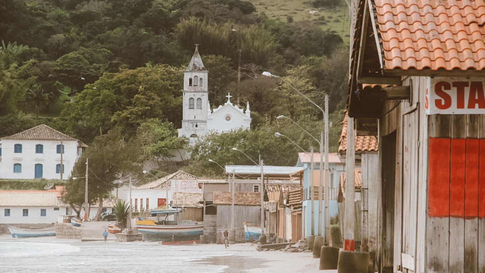 Centro histórico de Garopaba, com a igreja matriz vista da praia