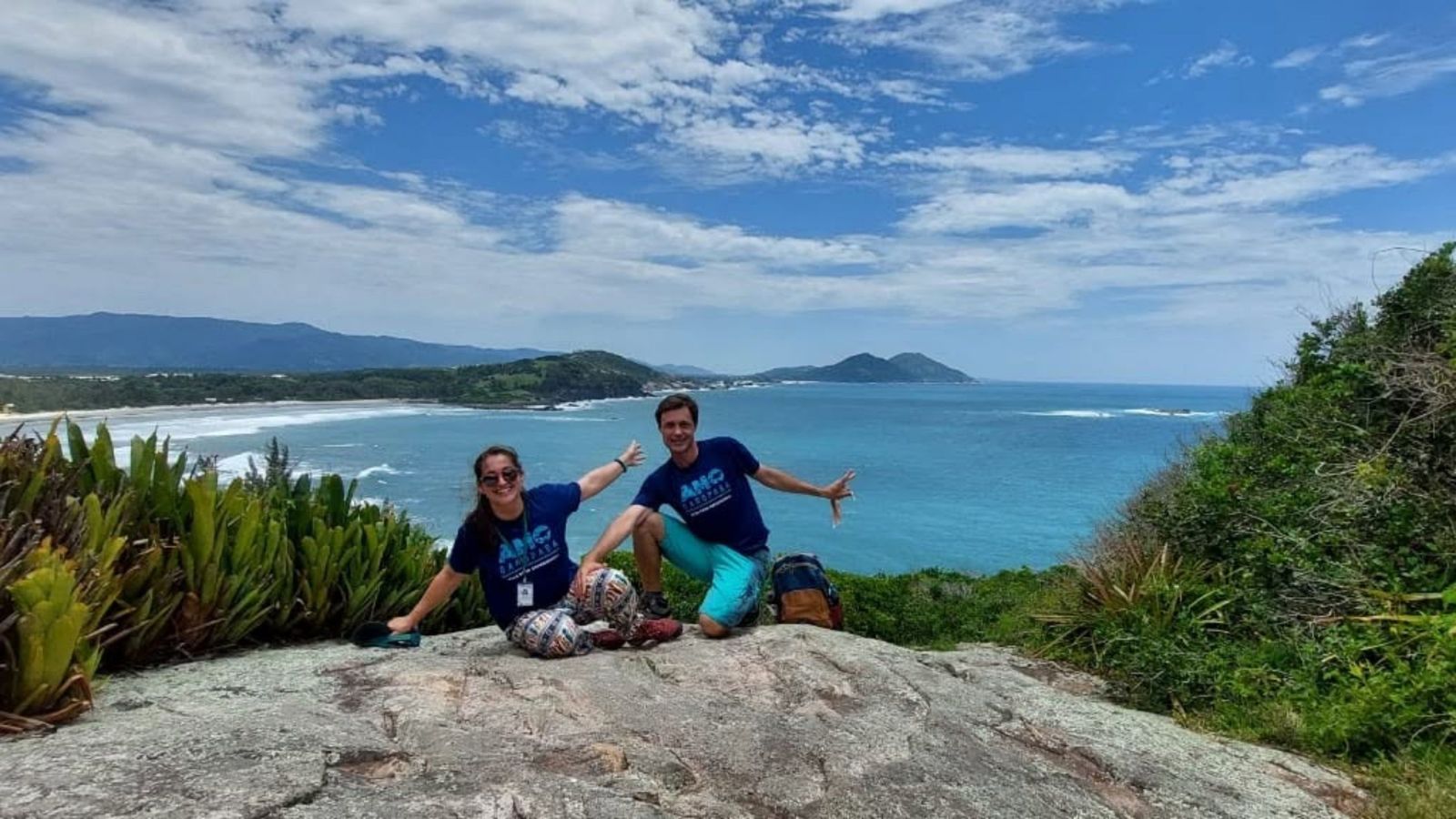 Grupo em mirante com vista para o mar
