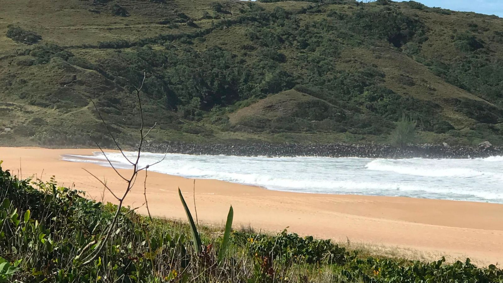 Praia deserta em Garopaba