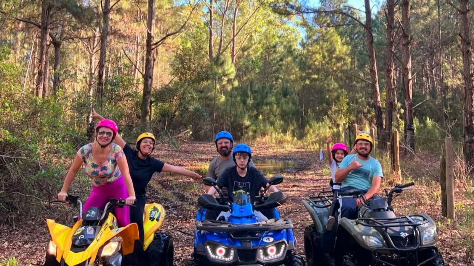 Grupo em quadriciclos na trilha